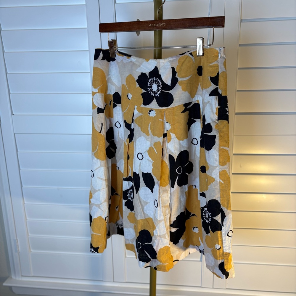 Lucy & Laurel Yellow and Black Floral Skater Skirt
0125